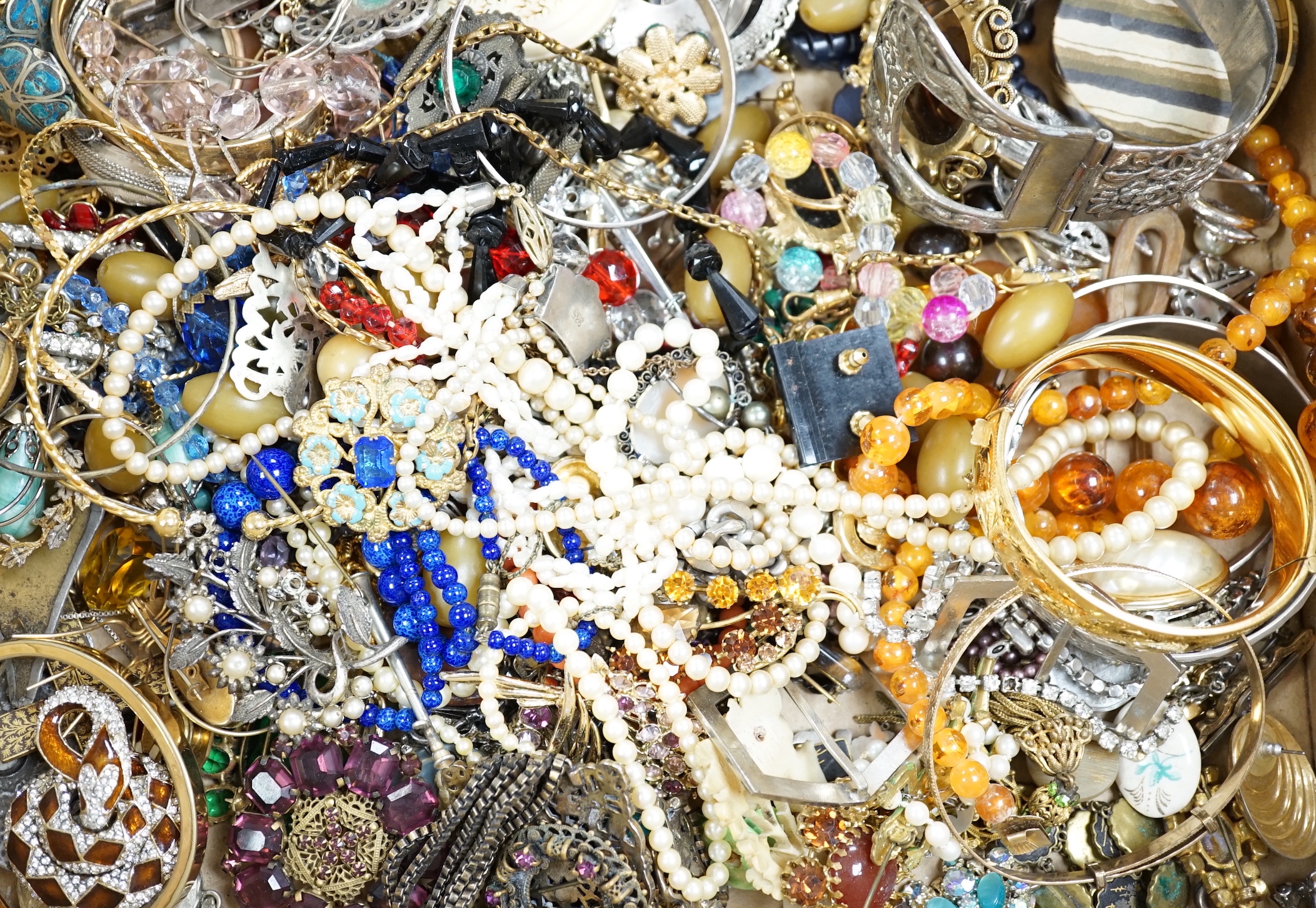A quantity of mixed mainly costume jewellery, including bangles, necklaces brooches etc.